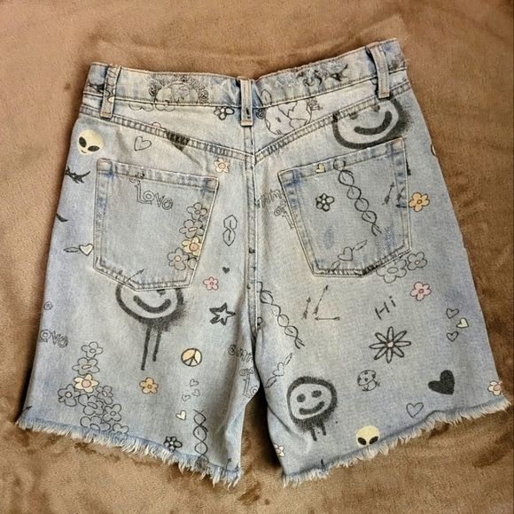 High‎ Rise Bermuda Shorts - Picture 9 of 11